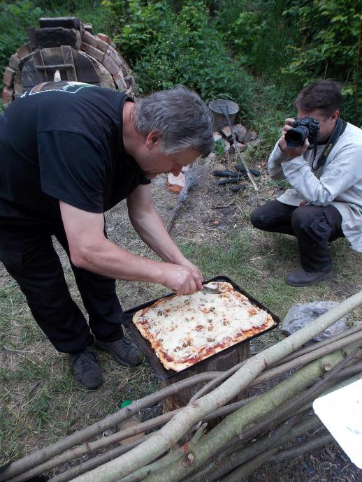 Stará huť u Adamova, květen 2015, Eda Tržil předvádí, že pizza je jedlá a nechtějí nás otrávit. V chlebové peci se totiž dá upéct ledasco dobrého