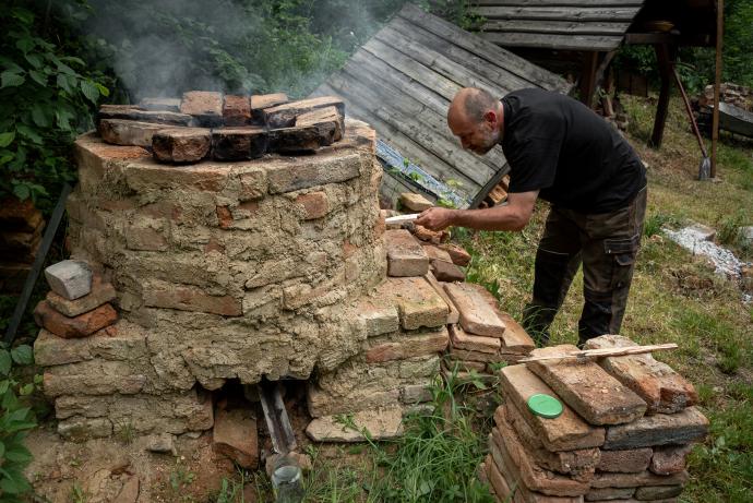 Stará huť u Adamova, květen 2024, zapálená dehtová pec