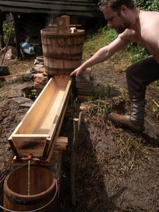 Stará huť u Adamova, květen 2024, vaření piva metodou steinbier