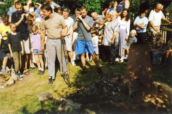 Rudice u Větřáku, 5. července 2002, rudických slavností železa jsme se několik let zúčastňovali, než to nás i místní přestalo bavit a následně jsme se smluvili, že s pecí nebudeme jako s cirkusem nikam jezdit a vystačíme si s vlastním hřištěm. Zde se martin na někoho utrhuje, což taky uměl, neb ho štvali blbci a lidi, co mermocí chtěli přijít k úrazu