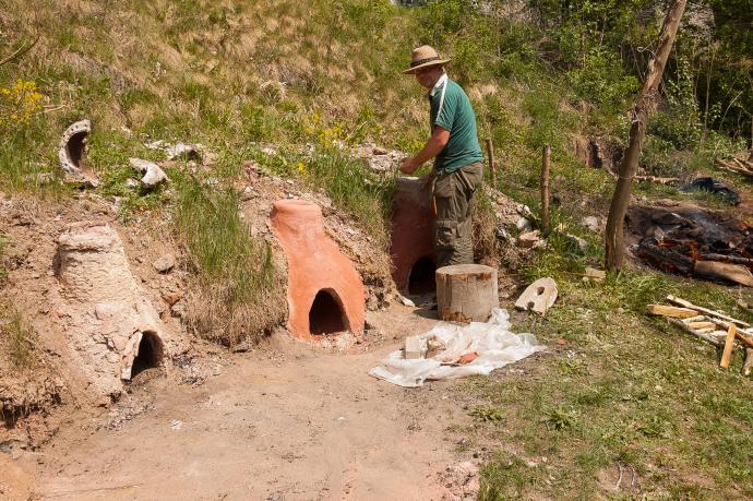 Stará huť u Adamova, květen 2012, nadstavování pece koupenou keramickou hlínou. To jsme si mysleli, že ušetříme ručičky při přípravě hlíny, ale neosvědčilo se to