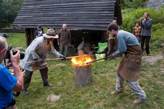 Stará huť u Adamova, 2012, přesně dle předpisu bušíme do houby dřevěnou palicí na dřevěném špalku