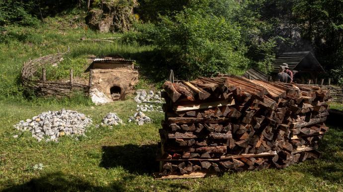 Stará huť u Adamova, květen 2024, vápenka opravena, dřevo nachystáno - ještě ta vsázka