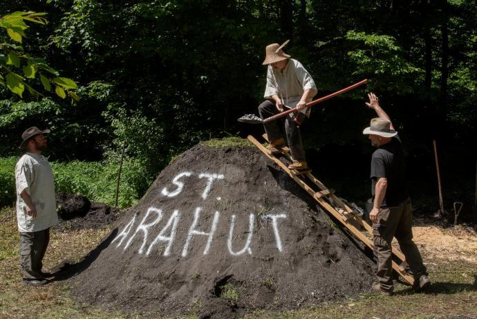 Stará huť u Adamova, květen 2024, zapálení milíře (úplně ta nejdůležitější část celého procesu)