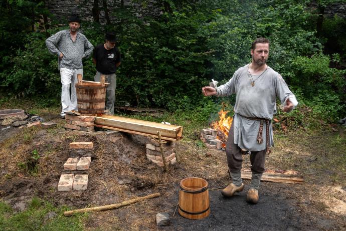 Stará huť u Adamova, květen 2024, vaření piva metodou steinbier - výklad návštěvníkům