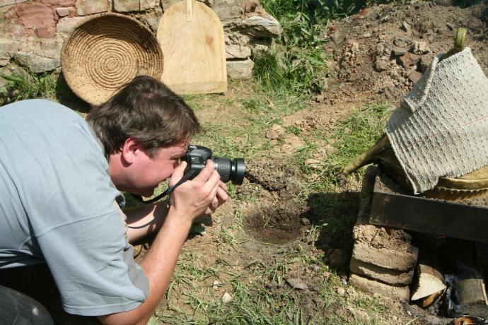 Stará huť u Adamova, jaro 2008, focení kapky alkoholu z archájistického alembiku (Archaia Brno, nyní zapsaný spolek, tehdy obecně prospěšná společnost)