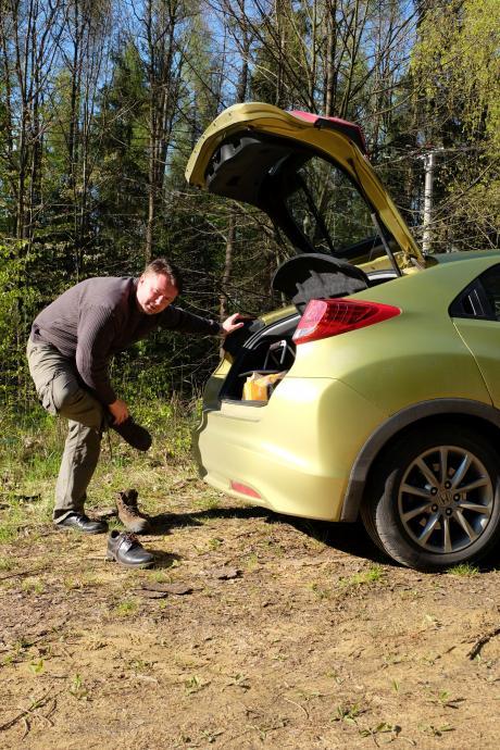 Rudka u Kunštátu, 2015,neúspěšný pokus vrátit se po dvaceti letech na místo činu, resp. výzkumu. Místo jsme nenašli, štěští jsem měl až o pár let později. Na fotu věrná zlatá sršeň Honda Civic