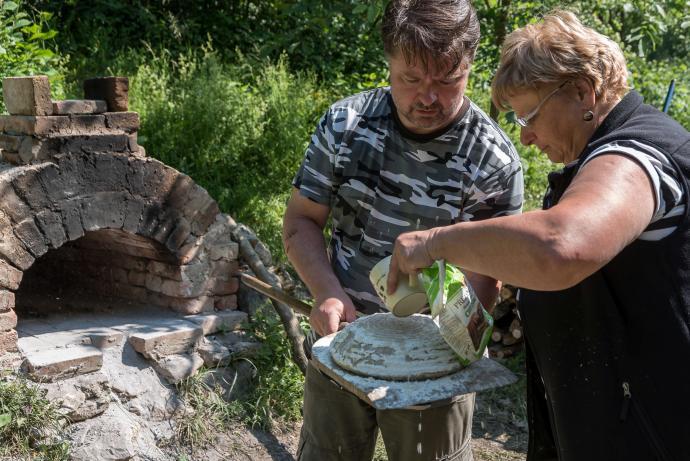 Stará huť u Adamova, květen 2018, s Mirkou Tržilovou se věnují bochníku