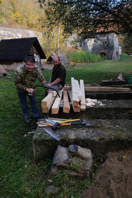 Stará huť u Adamova, říjen 2019, Dominik donucen chvíli posedět, Martin coby tesař