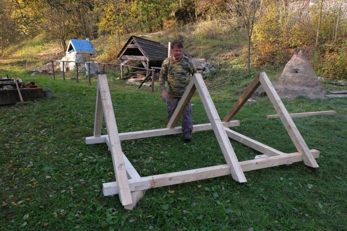 Stará huť u Adamova, říjen 2019, hotovení stříšky na chlebovou pec. Stará provizorní je již odstavena bokem