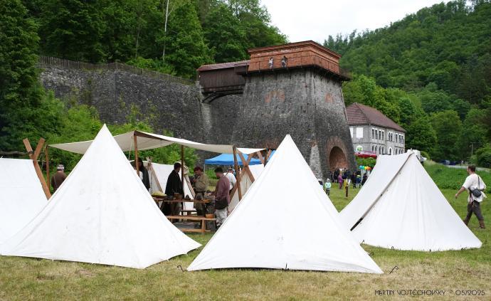 Slovanské ležení - ráno byla na louce jinovatka