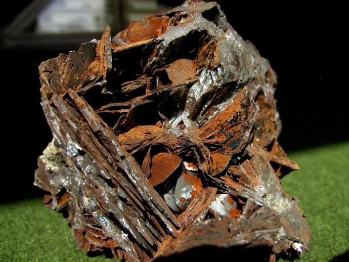 Drůza tabulkovitých krystalů hematitu z lokality Rio Marina, Elba, Itálie