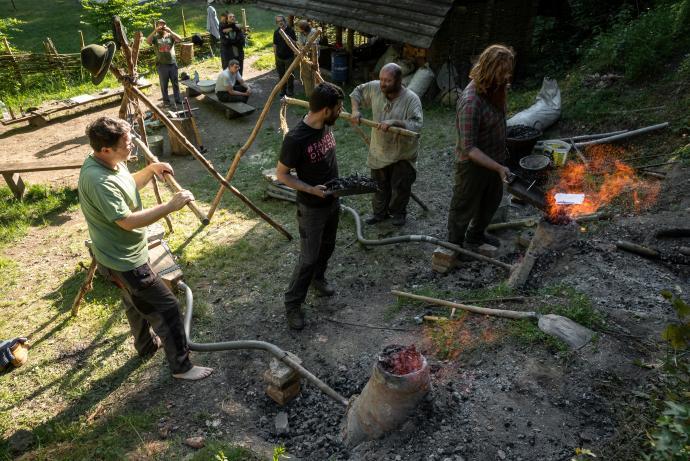 Stará huť u Adamova, květen 2024, tavba - zde obvyklá osádka - dvě osoby na pec