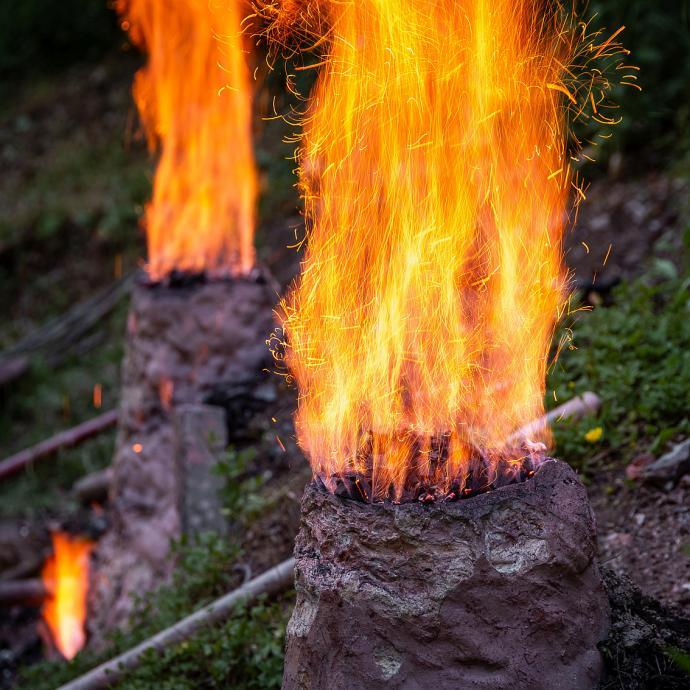 Stará huť u Adamova, květen 2024, dvojice kusových železářských pecí při práci