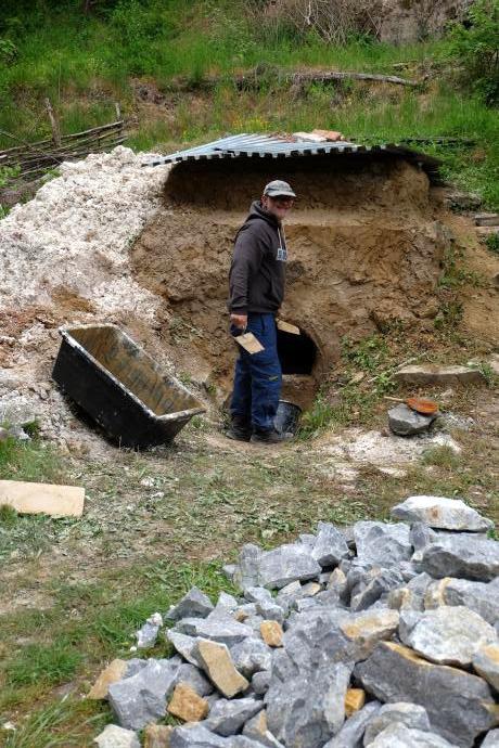 Surovina a vápenka, stavitel Petr Kos opravuje plášť