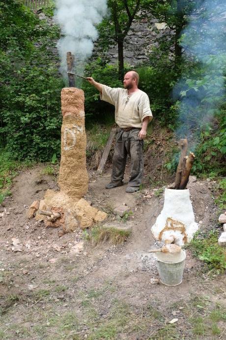 Předehřev hutnické pece na spontánní tah, vedle ní pece klasické